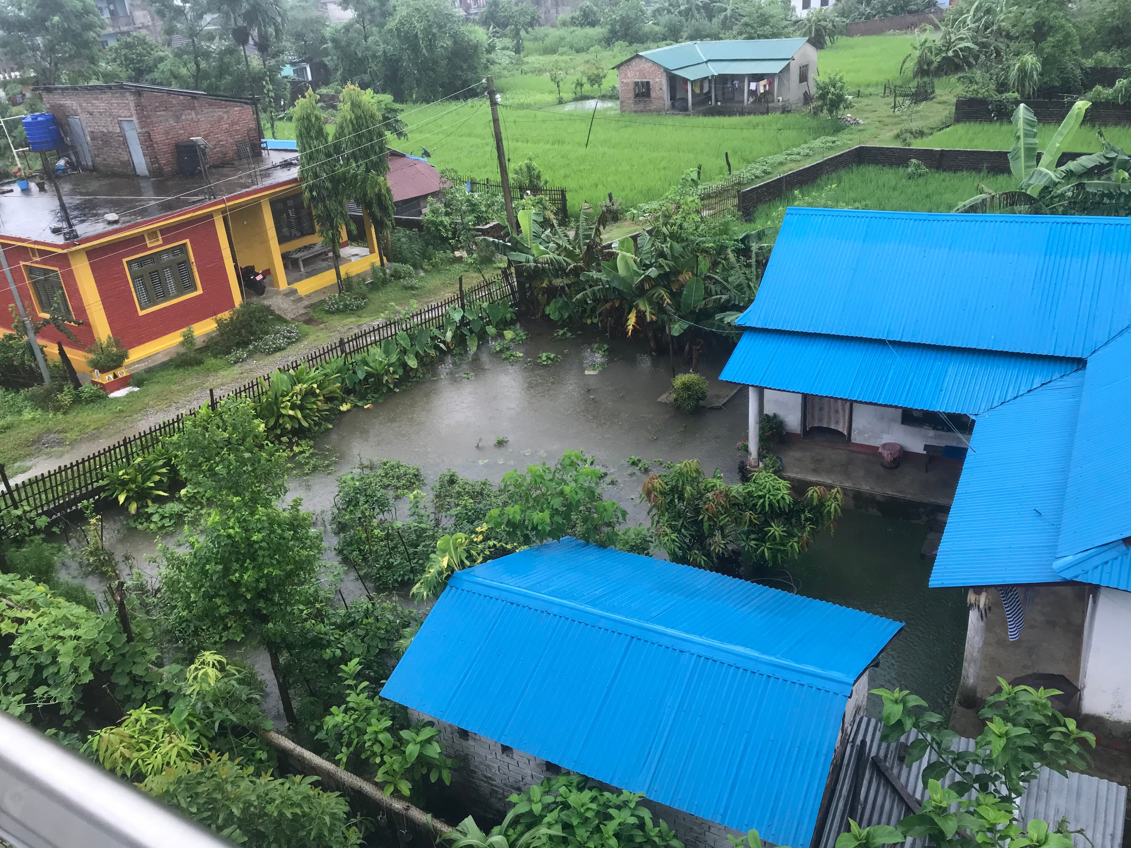 Maisons d'un village népalais partiellement immergées après des pluies de mousson — Udayapur, Népal